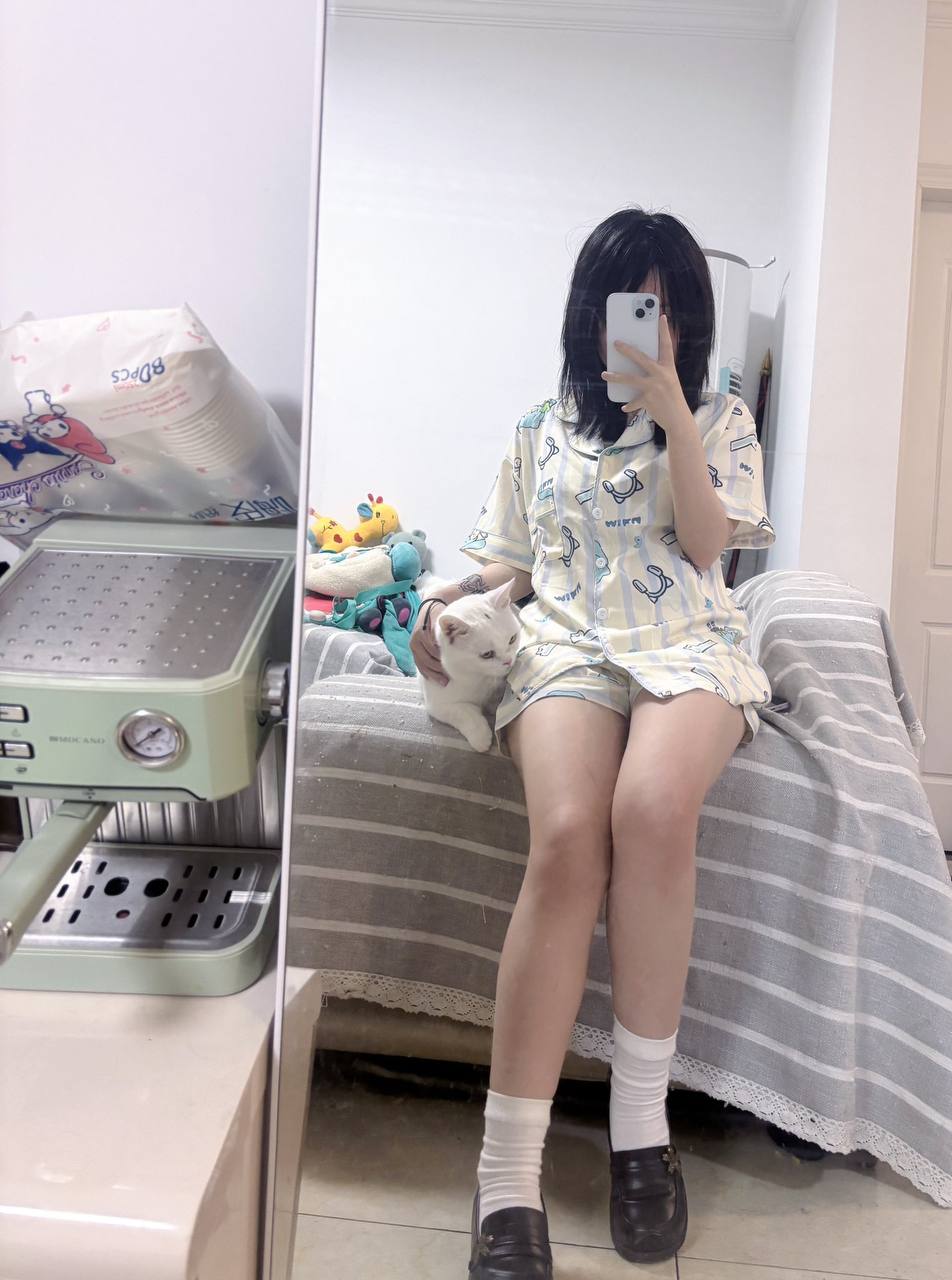 推特极品颜值身材的学生妹自拍，这奶子真不小，颜值高身材极品，简直人间极品