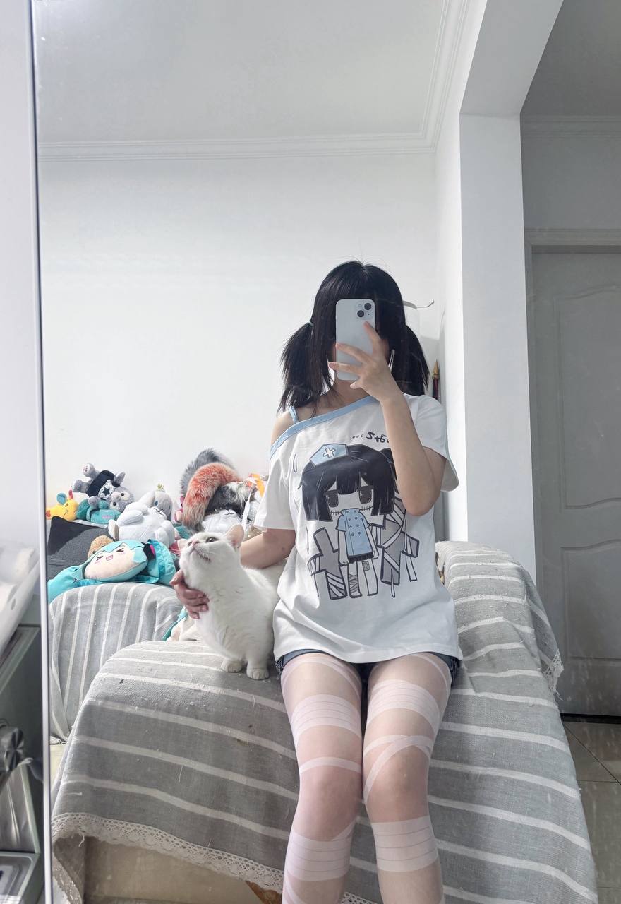 推特极品颜值身材的学生妹自拍，这奶子真不小，颜值高身材极品，简直人间极品