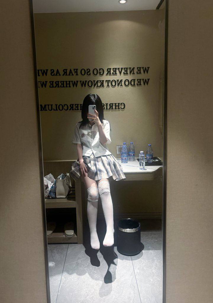 推特极品颜值身材的学生妹自拍，这奶子真不小，颜值高身材极品，简直人间极品