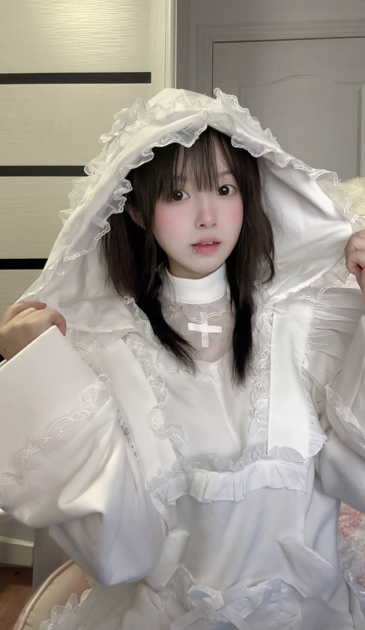 推特极品颜值身材的学生妹自拍，这奶子真不小，颜值高身材极品，简直人间极品