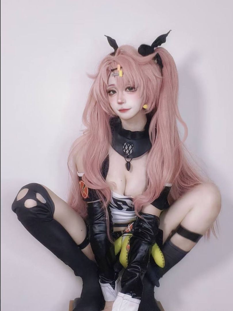 最新流出，极品超美御姐【虎皮折耳猫】门槛福利，口交性爱完美露脸，各种姿势被金主猛草，边肏边喷