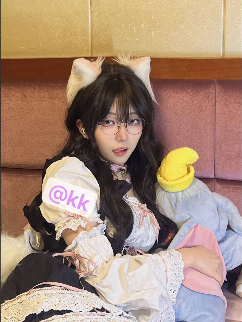 最新流出，极品超美御姐【虎皮折耳猫】门槛福利，口交性爱完美露脸，各种姿势被金主猛草，边肏边喷