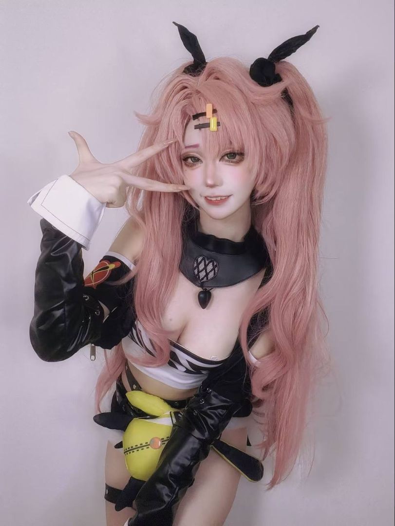 最新流出，极品超美御姐【虎皮折耳猫】门槛福利，口交性爱完美露脸，各种姿势被金主猛草，边肏边喷