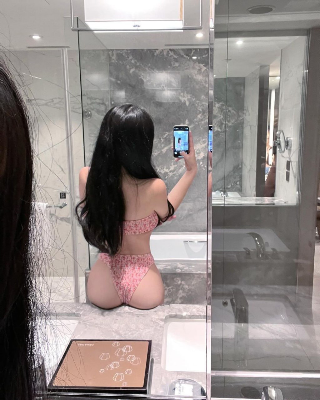 極品巨乳學生妹 三點粉嫩的極品身材 這奶子比我腦袋都大 白虎嫩穴淫水被操的噴一地