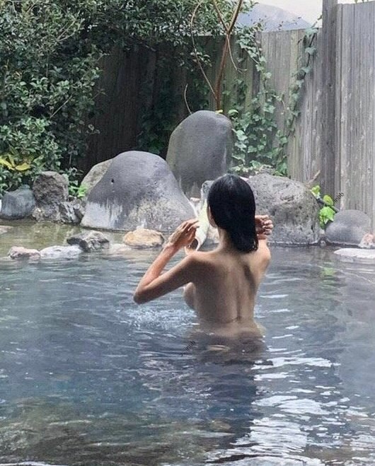 極品巨乳學生妹 三點粉嫩的極品身材 這奶子比我腦袋都大 白虎嫩穴淫水被操的噴一地