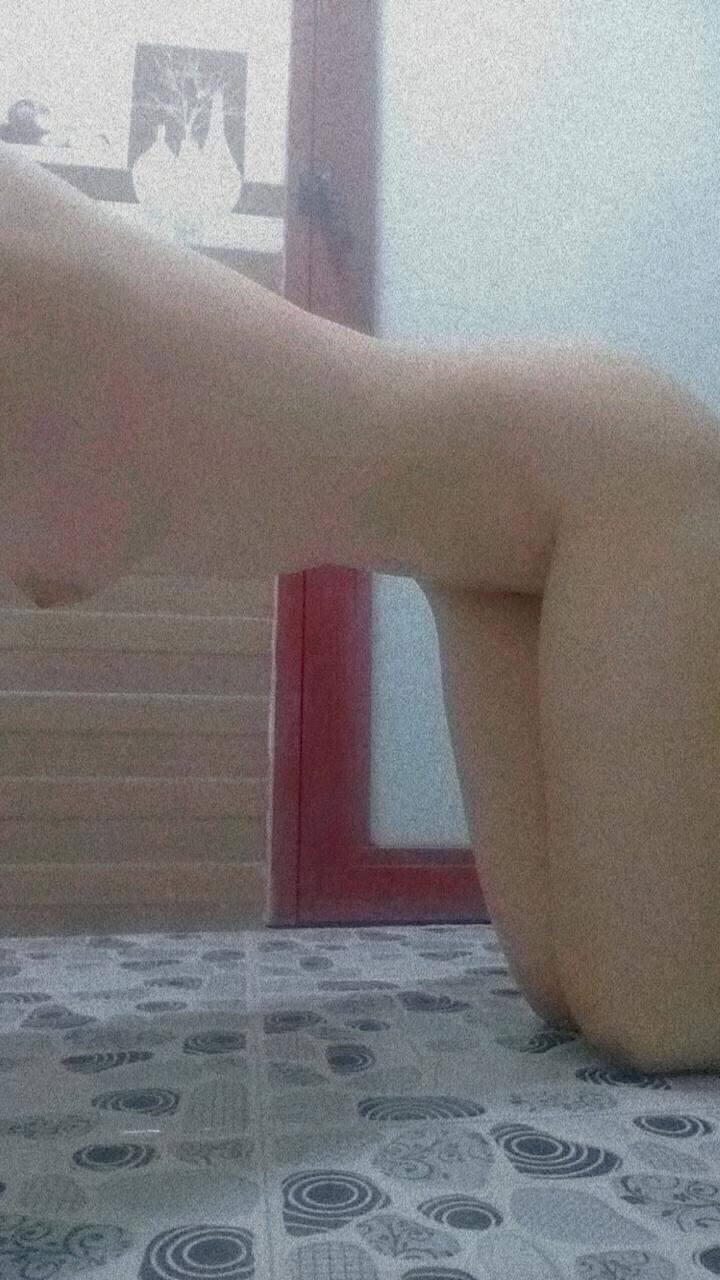 極品巨乳學生妹 三點粉嫩的極品身材 這奶子比我腦袋都大 白虎嫩穴淫水被操的噴一地