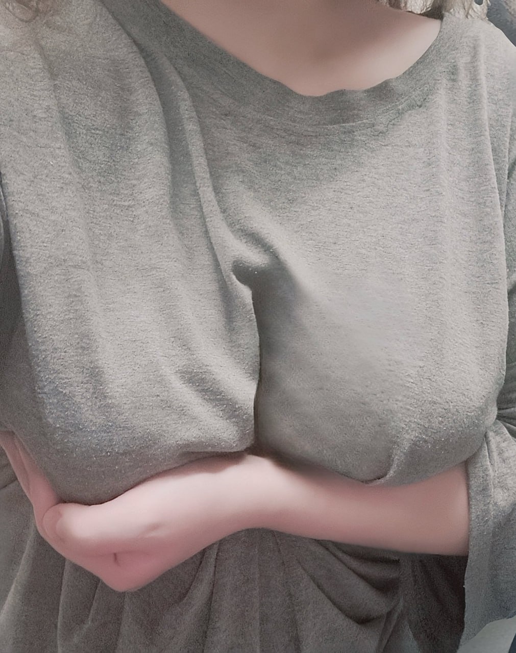 極品巨乳學生妹 三點粉嫩的極品身材 這奶子比我腦袋都大 白虎嫩穴淫水被操的噴一地