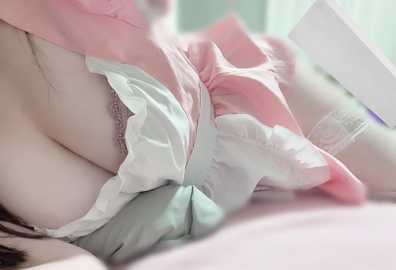 極品巨乳學生妹 三點粉嫩的極品身材 這奶子比我腦袋都大 白虎嫩穴淫水被操的噴一地