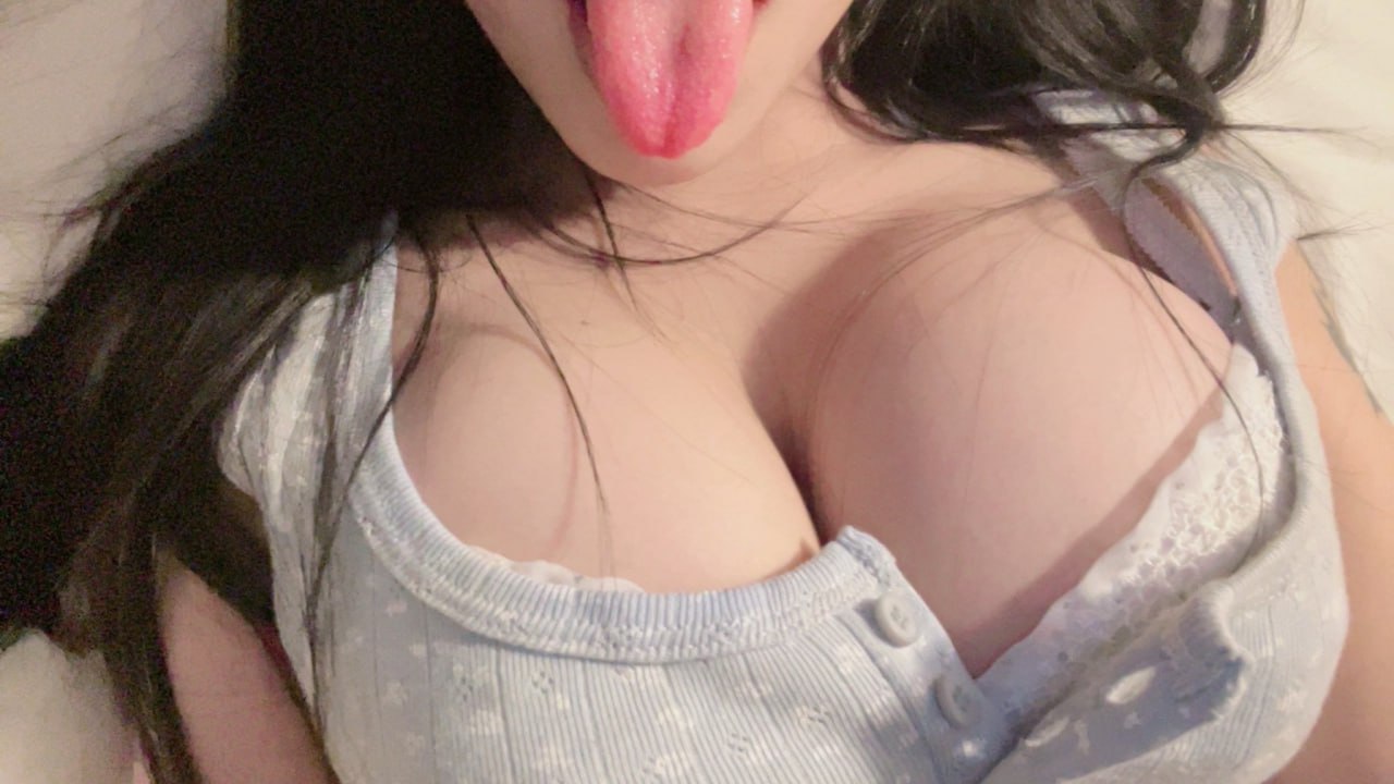 極品巨乳學生妹 三點粉嫩的極品身材 這奶子比我腦袋都大 白虎嫩穴淫水被操的噴一地