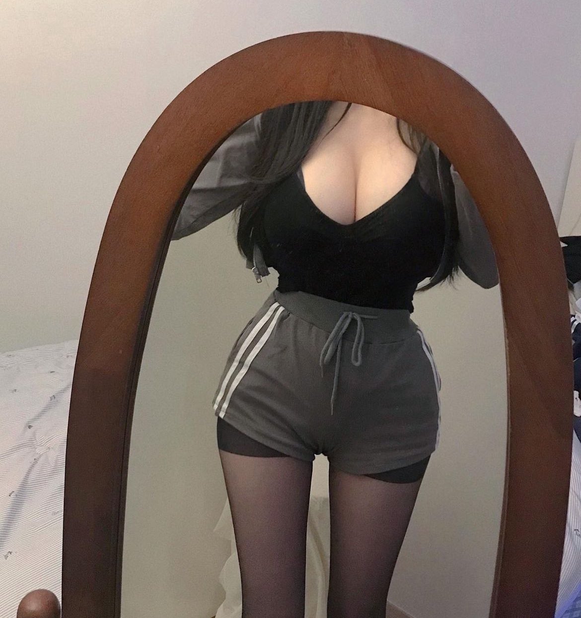 極品巨乳學生妹 三點粉嫩的極品身材 這奶子比我腦袋都大 白虎嫩穴淫水被操的噴一地