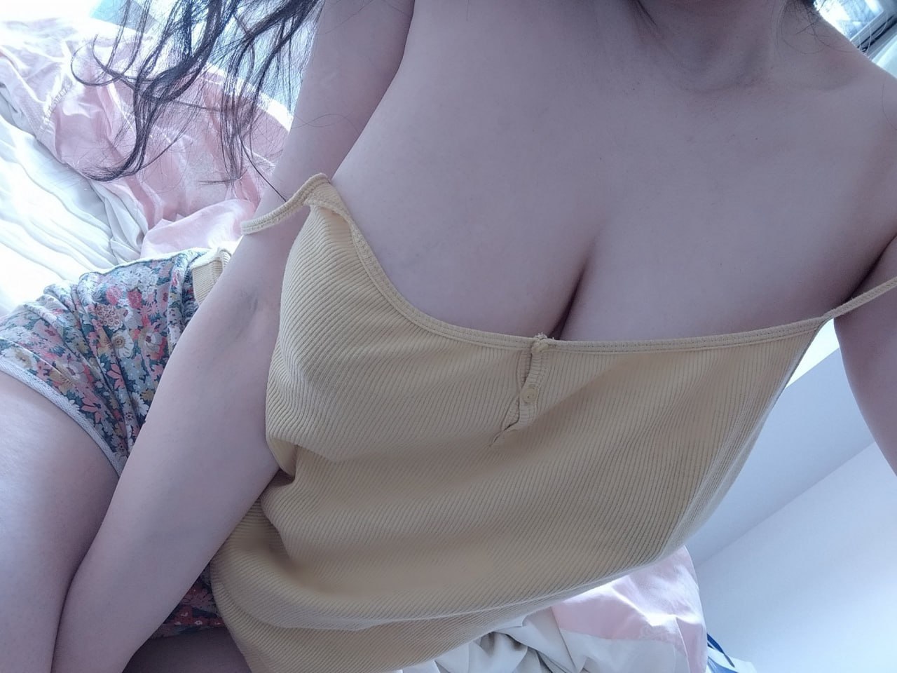 極品巨乳學生妹 三點粉嫩的極品身材 這奶子比我腦袋都大 白虎嫩穴淫水被操的噴一地