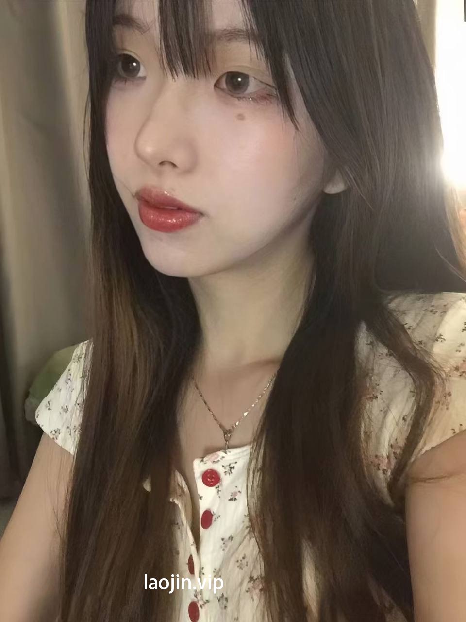 2025年6月最新，【原档泄密】，极品女大学生校花，第一视角性爱，很有代入感！内容主打真实露脸，雪白肌肤，粉嫩鲍鱼无套