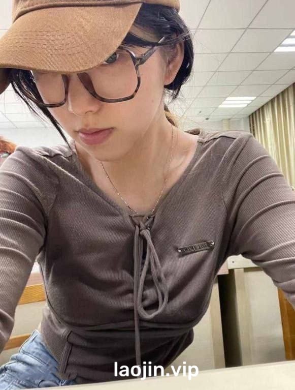 2025年6月最新，【原档泄密】，极品女大学生校花，第一视角性爱，很有代入感！内容主打真实露脸，雪白肌肤，粉嫩鲍鱼无套