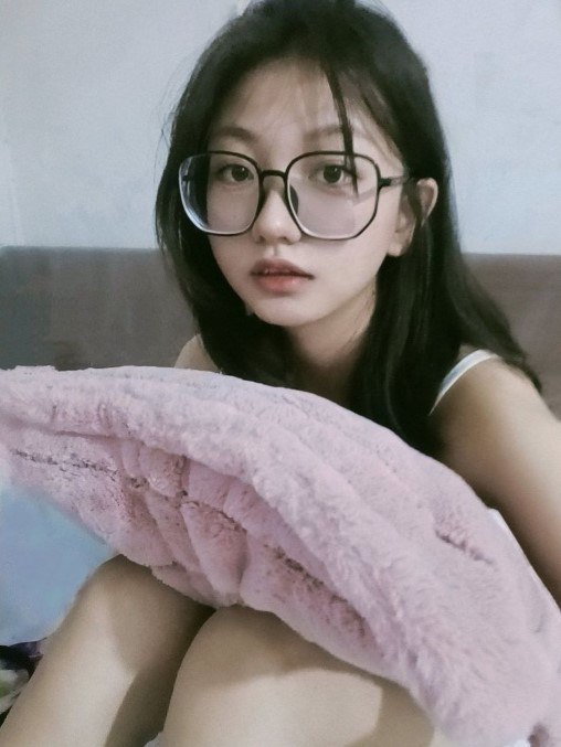 超嫩的眼鏡學生妹，超清純的樣子，私下裡給金主定製自拍視頻，除了奶子小點，身材還挺嫩