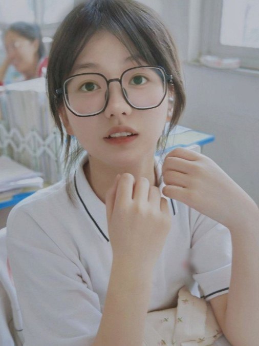 超嫩的眼鏡學生妹，超清純的樣子，私下裡給金主定製自拍視頻，除了奶子小點，身材還挺嫩