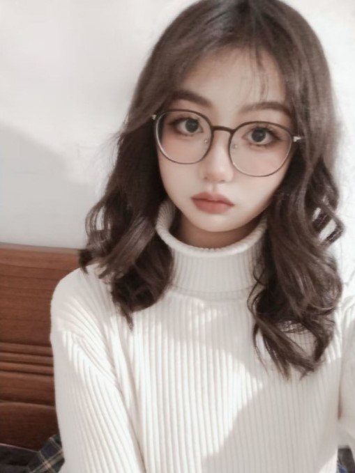 超嫩的眼鏡學生妹，超清純的樣子，私下裡給金主定製自拍視頻，除了奶子小點，身材還挺嫩