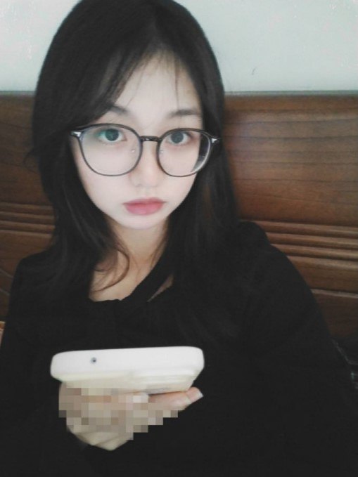 超嫩的眼鏡學生妹，超清純的樣子，私下裡給金主定製自拍視頻，除了奶子小點，身材還挺嫩