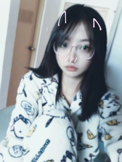 超嫩的眼鏡學生妹，超清純的樣子，私下裡給金主定製自拍視頻，除了奶子小點，身材還挺嫩