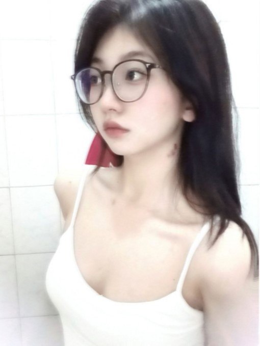 超嫩的眼鏡學生妹，超清純的樣子，私下裡給金主定製自拍視頻，除了奶子小點，身材還挺嫩