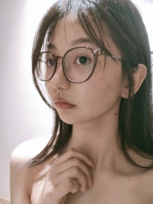 超嫩的眼鏡學生妹，超清純的樣子，私下裡給金主定製自拍視頻，除了奶子小點，身材還挺嫩