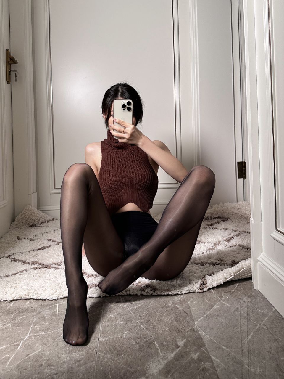 抖音极品高颜值反差婊陈妮妮，完美身材，大长腿黑丝小跟高，视图合集