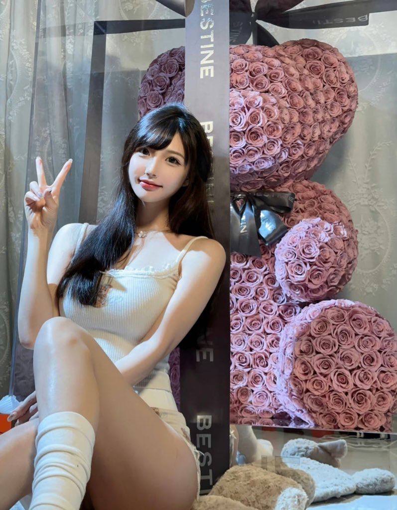 抖音极品高颜值反差婊陈妮妮，完美身材，大长腿黑丝小跟高，视图合集