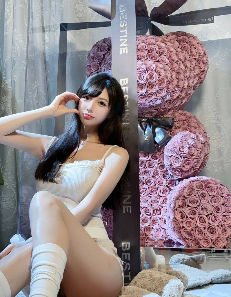 抖音极品高颜值反差婊陈妮妮，完美身材，大长腿黑丝小跟高，视图合集