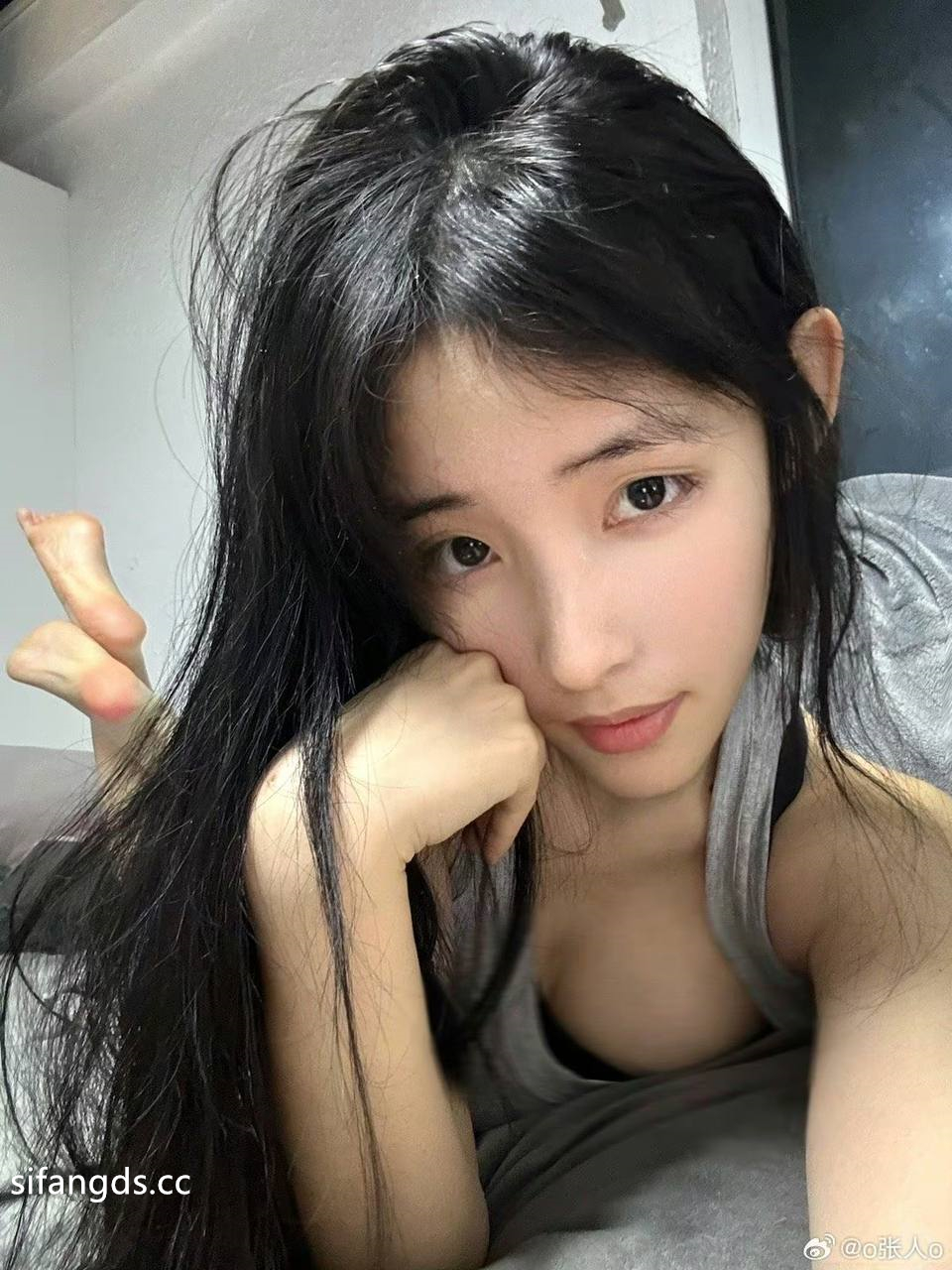 极品泄密流出抖音12万粉丝网红在校美女大学生【张人o】自慰性爱不雅自拍视频