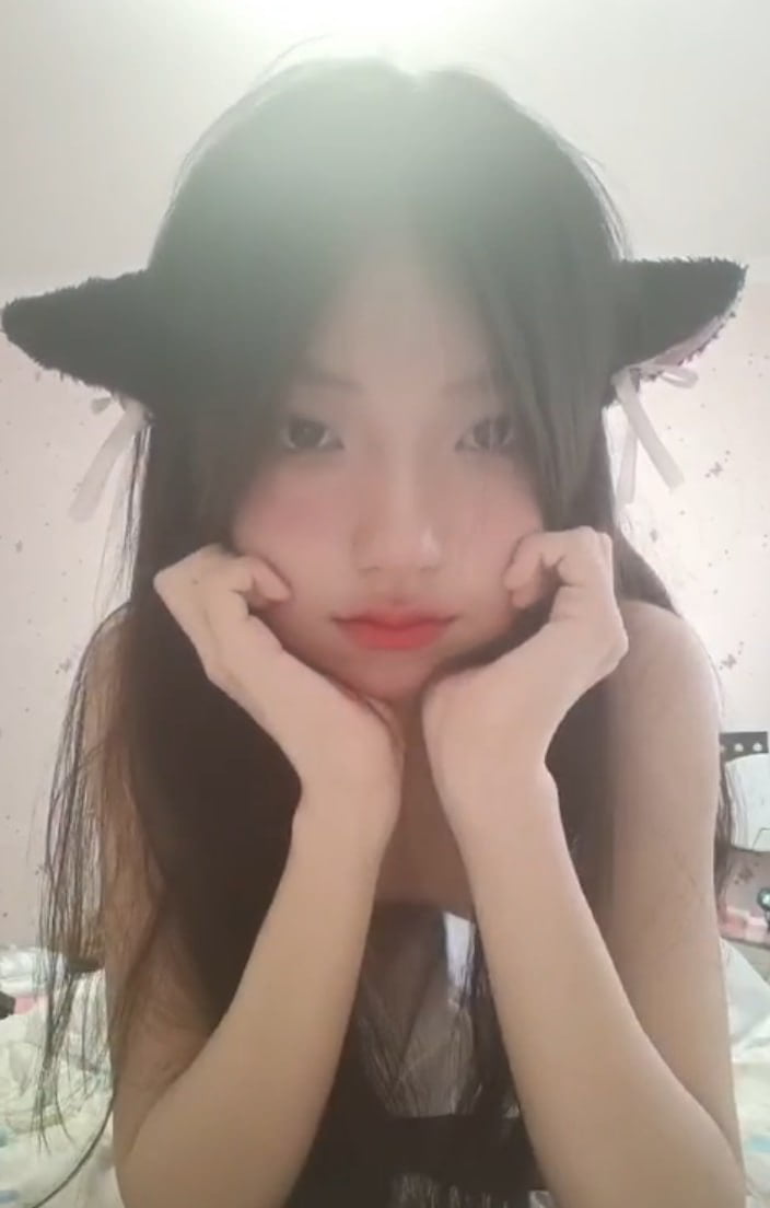 超级反差的小萝莉。悄悄的一个人在家自慰，不管什么女人，穿上了黑丝，就很性感