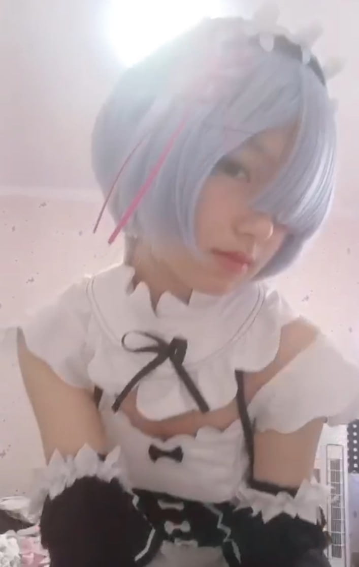 超级反差的小萝莉。悄悄的一个人在家自慰，不管什么女人，穿上了黑丝，就很性感