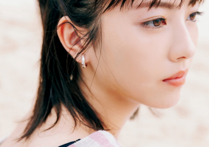 浜辺美波 鬼かわな水着＆浴衣グラビア画像！