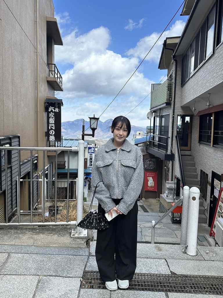 髙野真央 Gカップボインの水着グラビア画像！