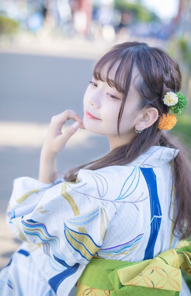 青戸しの Fカップボインな水着グラビア画像！