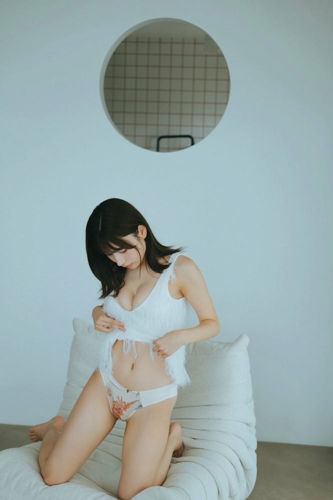 雪平莉左 グラマラス美女の水着グラビア画像！