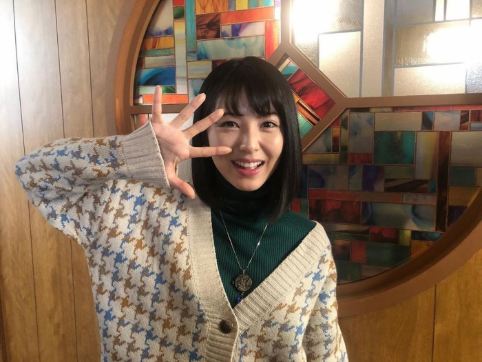 浜辺美波 鬼かわな水着＆浴衣グラビア画像！