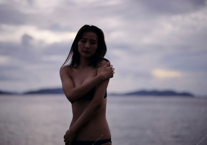 高田里穂 スタイル抜群な水着グラビア画像！