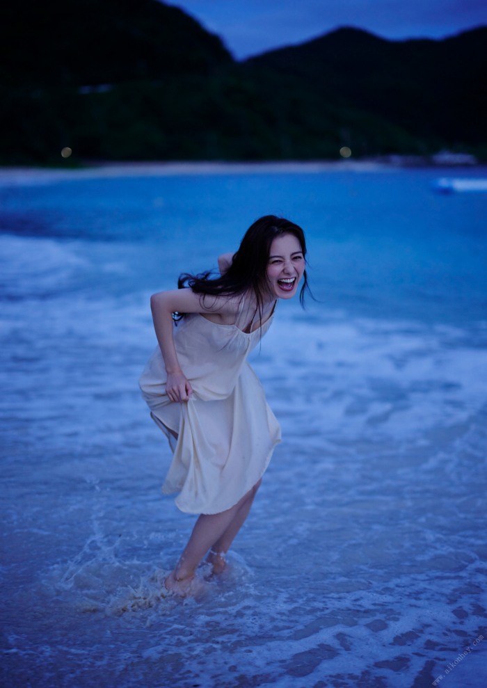 高田里穂 スタイル抜群な水着グラビア画像！