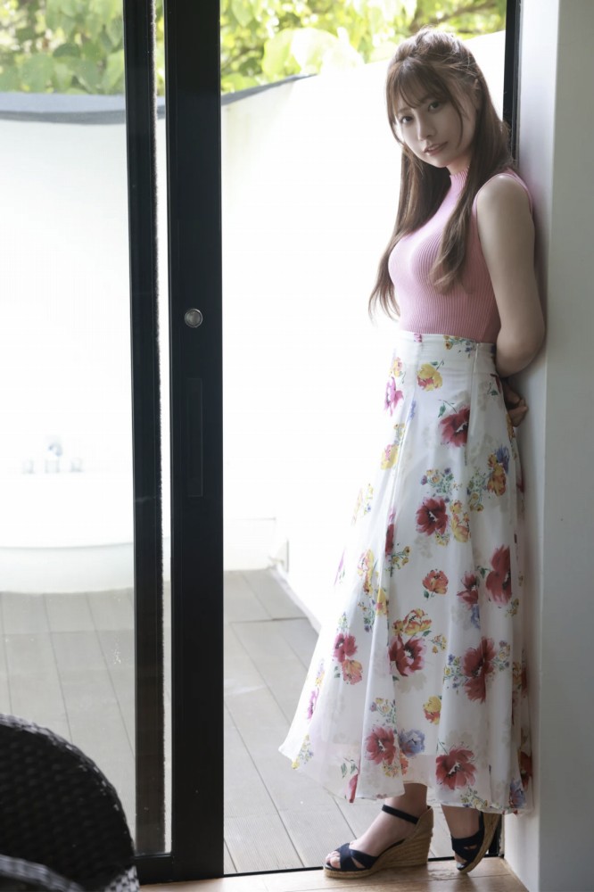 鈴木優香 ちょっと脱ぎすぎ水着グラビア画像！