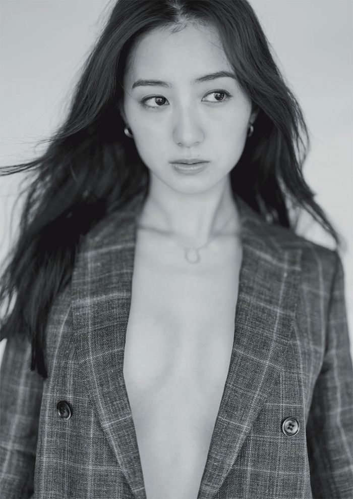 高田里穂 スタイル抜群な水着グラビア画像！