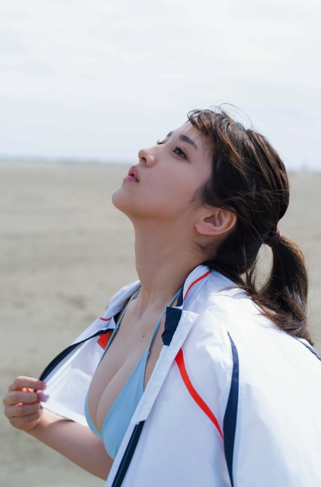 黒嵜菜々子 ふわふわボインの水着グラビア画像！