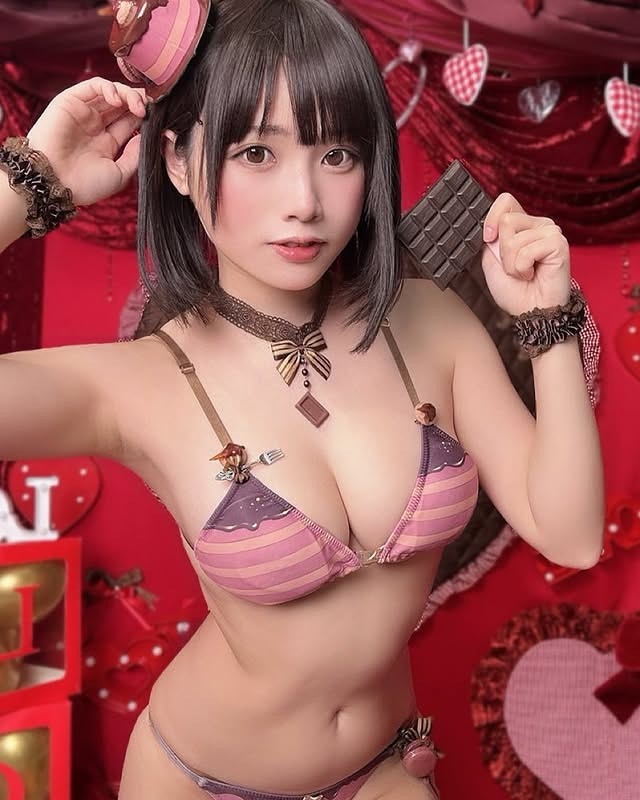 小倉あずさ 巨乳レイヤーの水着グラビア画像！