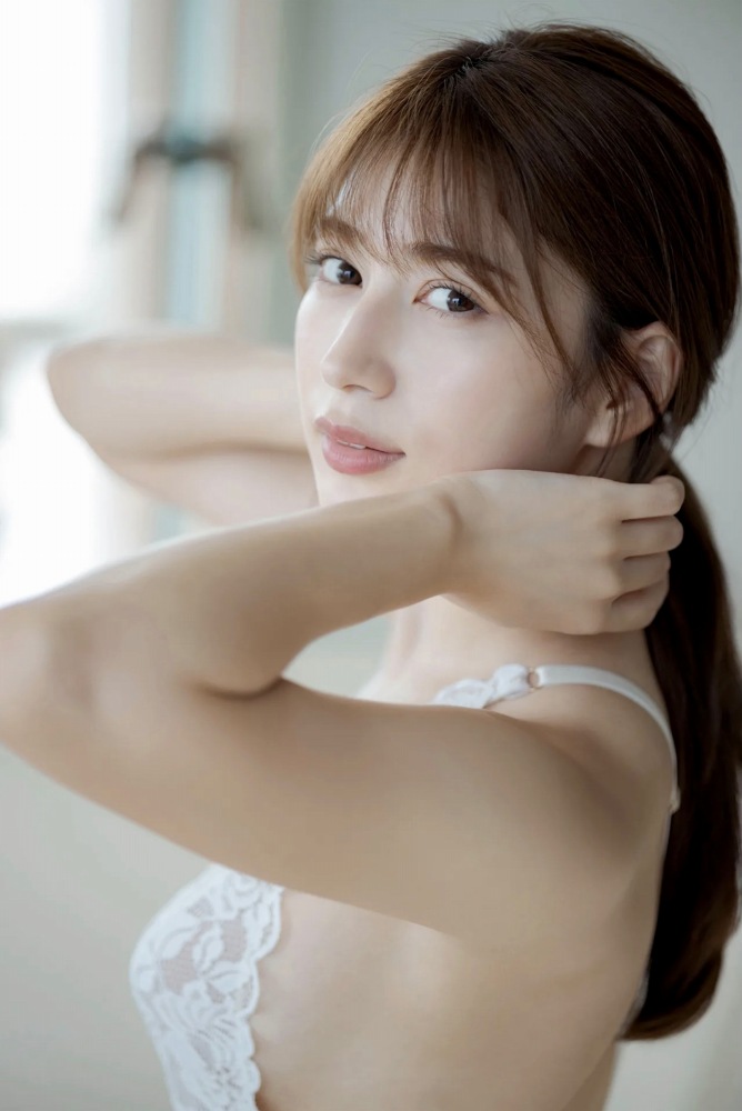 雪平莉左 グラマラス美女の水着グラビア画像！