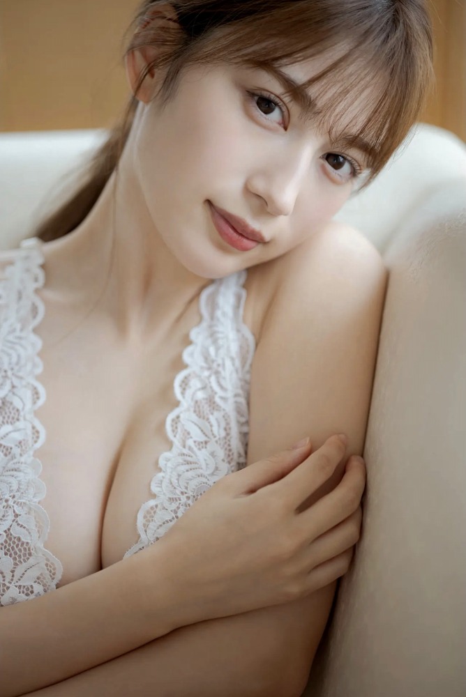 雪平莉左 グラマラス美女の水着グラビア画像！