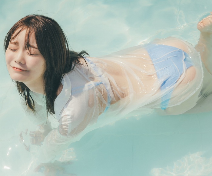 青戸しの Fカップボインな水着グラビア画像！