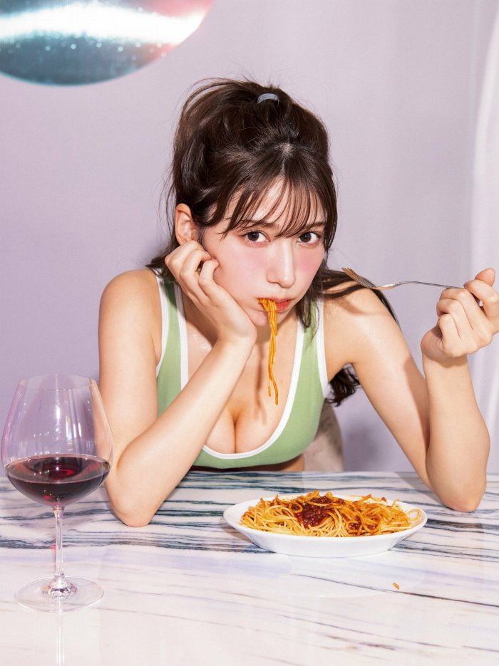 雪平莉左 グラマラス美女の水着グラビア画像！