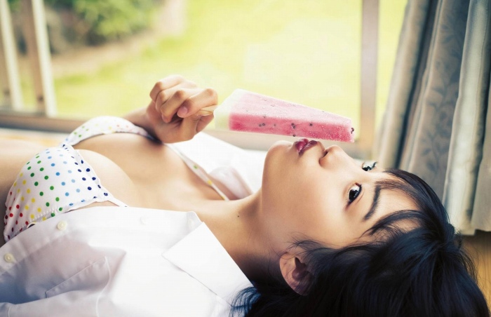 黒木ひかり むっちりバストの水着グラビア画像！