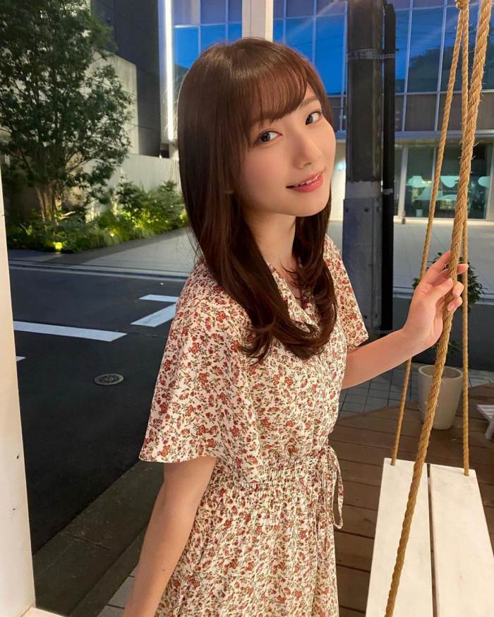 青山なぎさ 激かわな生脚＆タンクトップ画像！