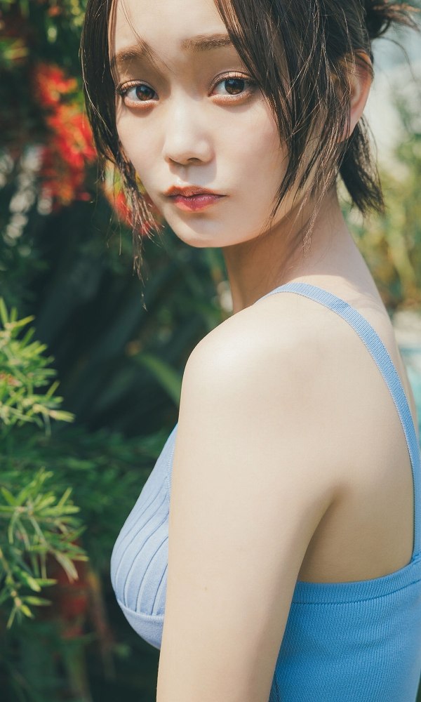 青戸しの Fカップボインな水着グラビア画像！