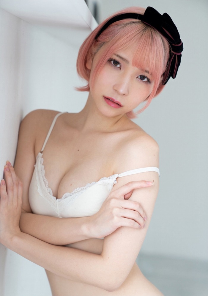 あまつまりな 脱ぎすぎ水着＆下着グラビア画像！