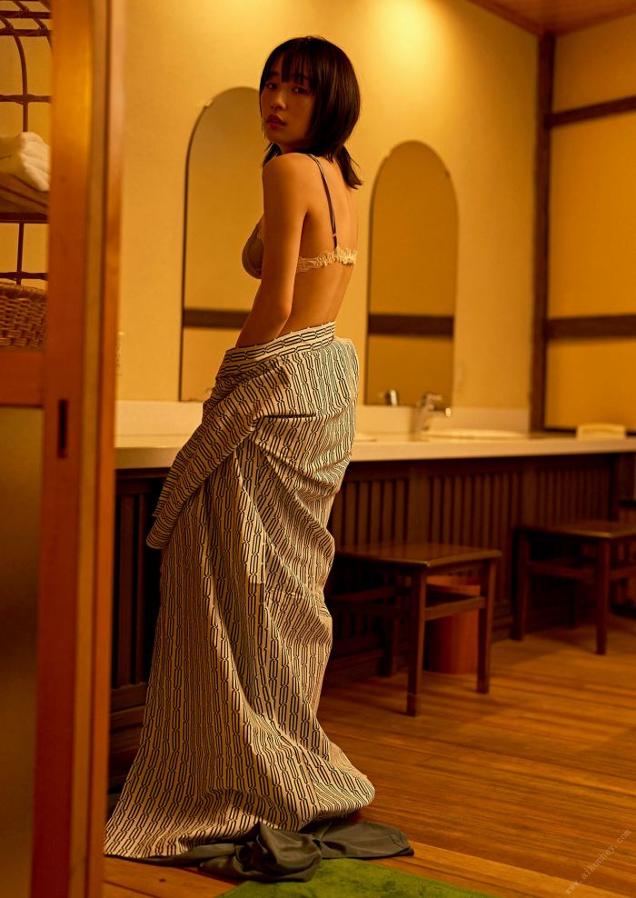 浅川梨奈 もっこりおっぱい水着グラビア画像！